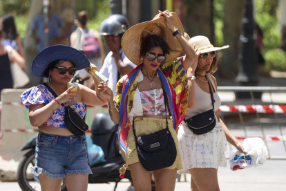 Varias mujeres caminan durante una ola de calor en Palermo, Sicilia (Italia).