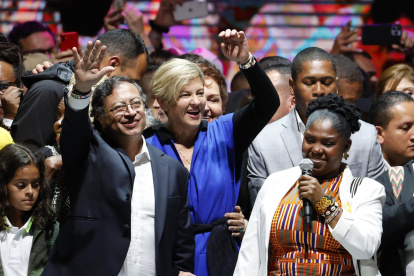 Gustavo Petro junto a su esposa, Verónica Alcocer (c), y su fórmula a la vicepresidencia, Francia Márquez (d), en Bogotá (Colombia). Junto a su esposa, Verónica Alcocer (c), y su fórmula a la vicepresidencia, Francia Márquez (d), en Bogotá (Colombia).