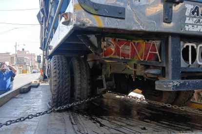 Restos de la motocicleta quedaron junto al camión contra el que se impactó.