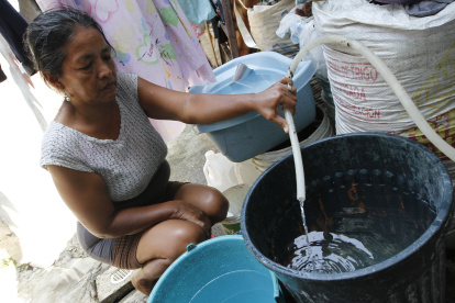 Epmaps informó que se registró un daño en la válvula del hidrante ubicado en la intersección de las calles Valparaíso y Manosalvas, en el centro de la capital.