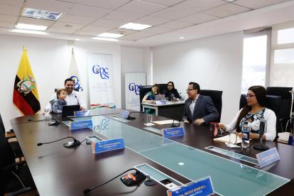 El presidente del CPCCS, Andrés Fantoni, estuvo con su hijo en brazos durante la sesión del Pleno.