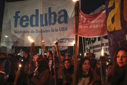 Personas participan en una marcha este 26 de junio de 2025, en Buenos Aires (Argentina).