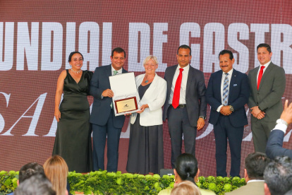 Momento en que Manabí recibe oficialmente el reconocimiento como Región Mundial de Gastronomía 2026.