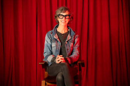 La autora llegó a la capital, donde presentará "Voyager", pieza teatral inspirada en su ensayo homónimo.