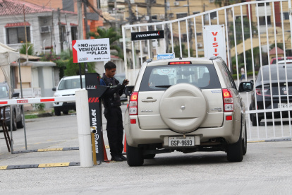 Prohíben el ingreso de vehículos sin placa en una ciudadela.