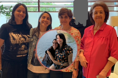 María José junto a su esposa Ángela, su mamá y su abuela.