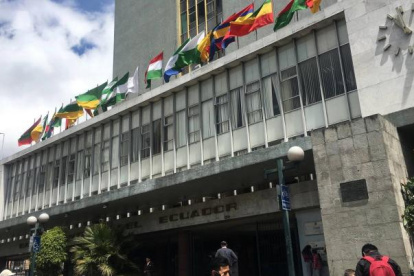Fachada de la sede del Banco Central del Ecuador (BCE), en Quito.