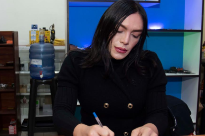 Daniella Reyes Rubio, mujer trans, trabaja en la Asamblea. Es ejecutora de gestión en la unidad de bienes y existencias.
