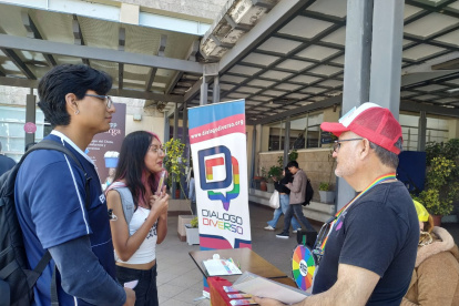 Jóvenes participaron en la dinámica de Diálogo Diverso, en el Poli Pride.