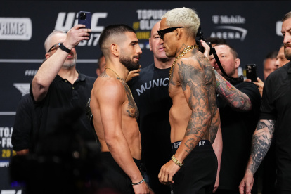 Ilia Topuria y Charles Oliveira se miden en UFC317.