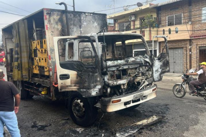 El camión de cervezas que fue incendiado por delincuentes en la parroquia Pascuales, norte de Guayaquil.
