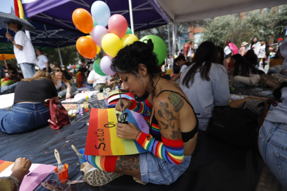 A la Plataforma Gubernamental llegaron decenas de personas y pintaron los carteles que llevarán a la marcha.