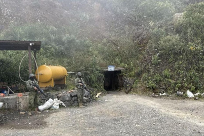 En Cachi, Azuay, militares localizaron maquinaria y diésel en una mina ilegal presuntamente operada por Los Lobos.