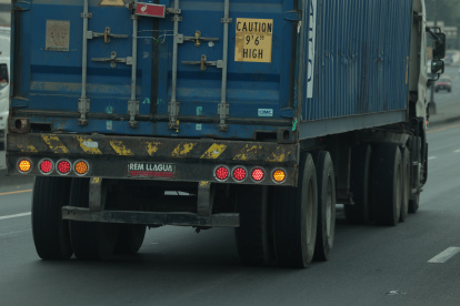 En la vía Perimetral, y otras de Guayaquil, es común ver el traslado de contenedores sin medidas de seguridad. Incluso, los tráileres circulan sin placas.