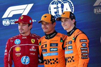 Lando Norris (c), junto a Oscar Piatri, líder del Mundial y Charles Leclerc.