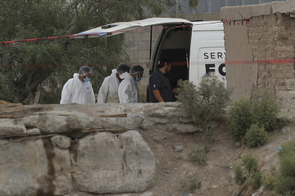 Autoridades estatales y personal médico forense trabajaron en un inmueble donde fueron hallados 60 cuerpos embalsamados, este viernes 27 de junio en Ciudad Juárez.