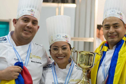 Copa. Marco Andrade, Verónica Jiménez y Cristian Salazar ganaron la copa al “Mejor Helado de América”.