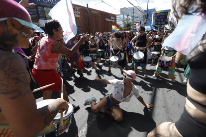 Un ambiente de fiesta se vivió este 28 de junio en la marcha del Orgullo, en Quito.