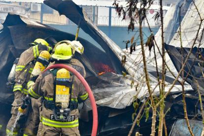 Bomberos acudieron a la escuela afectada para sofocar las llamas, la mañana de este domingo 29 de junio.