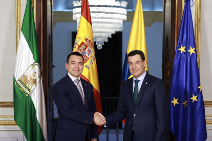 Daniel Noboa saluda al presidente de la Junta de Andalucía, Juan Manuel Moreno, durante su visita institucional en Sevilla