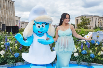 Rihanna junto al personaje de Pitufina