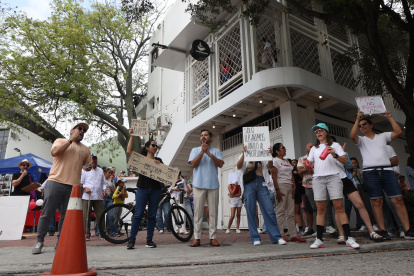 En la iglesia católica de Los Ceibos fue uno de los puntos donde estuvo la marcha en rechazo a la construcción de dos pasos a desnivel en la avenida del Bombero.