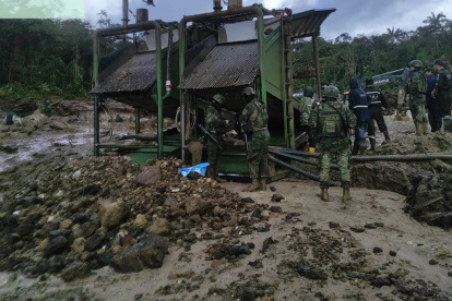 El Ejército decomisó maquinaria pesada, combustible y clasificadoras ilegales durante los operativos en la Amazonía