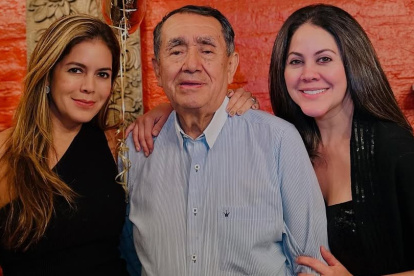 Denisse Molina junto a  su padre y hermana.