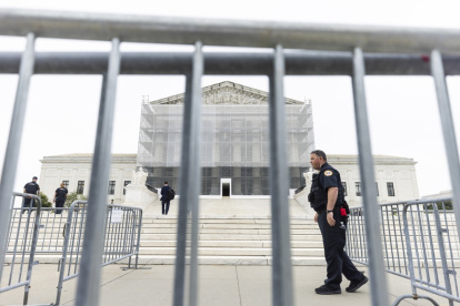 Miembros de la Policía custodian la Corte Suprema de Estados Unidos en Washington.