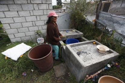 En el barrio Tola Grande, los vecinos aseguran que el líquido llega por horas, por lo que deben recolectar el agua en contenedores y baldes.