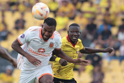 Ronny Biojó (i) le ganó en la disputa a Janner Corozo, delantero de un Barcelona mostró falencias defensivas ante Libertad.