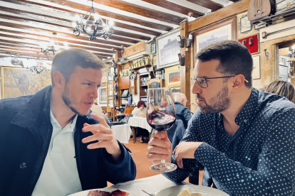 Familia. Abraham Verduga (derecha) utilizaba el usuario Espartaco en Wire para hablar con su hermano Augusto Verduga.