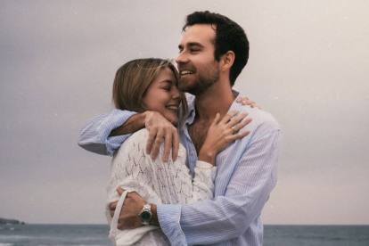 Natalia Regge y Santiago Belles celebran su compromiso con un romántico atardecer en la playa.