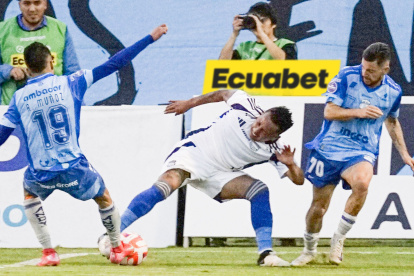 Christian Cueva (c), mediapunta peruano, jugó 65 minutos en Ambato.