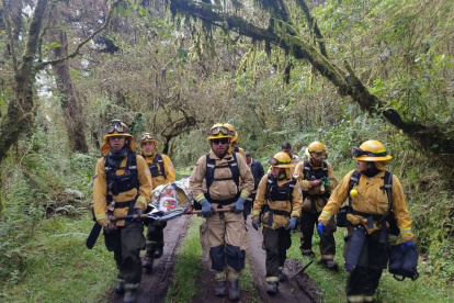 Durante el ejercicio pusieron en práctica sus conocimientos en atención Prehospitalaria al simular la atención a un bombero herido.