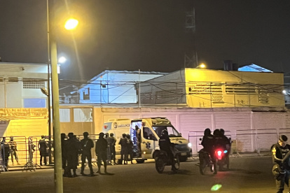 Dos reos fueron trasladados en ambulancia tras resultar heridos en el ataque dentro del CPL El Oro N.1.