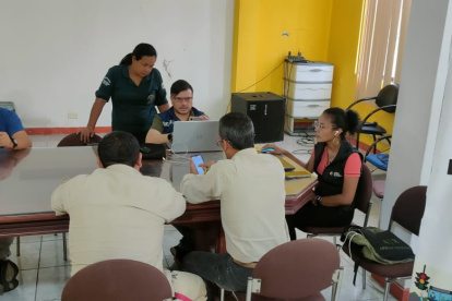 Usuarios realizan trámites en la ANT antes del fin del plazo para acceder a la condonación total de multas e intereses