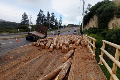 Caída de troncos y choque en Papallacta complican el tránsito este 30 de junio.