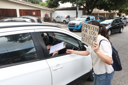 El colectivo Acción Los Ceibos recoge firmas para presentar una acción legal en contra de la construcción de los dos pasos a desnivel.