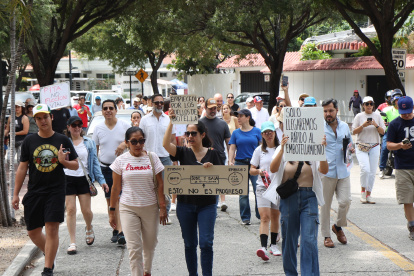 Moradores de Los Ceibos, que se oponen a la construcción de los dos pasos a desnivel, protestaron por las calles del sector.