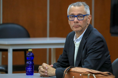 El exvicepresidente Jorge Glas escucha el veredicto en el juicio por presunto uso indebido de fondos destinados a la reconstrucción tras el terremoto de 2016.