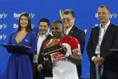 Hugo Rodallega recibe el premio de goleador tras ganar el título de la Liga Colombiana.