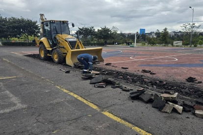 Se retirará la capa de asfalto deteriorada de las dos canchas de básquet.