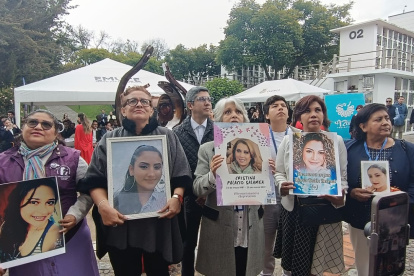 Un grupo de madres de mujeres víctimas de femicidio estuvieron presentes en la develación del memoría en honor a sus hijas.