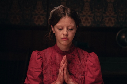 La interpretación de Mia Goth en Pearl ha sido aclamada por su intensidad emocional y su transformación en pantalla, consolidándola como una de las grandes figuras del cine de terror contemporáneo.