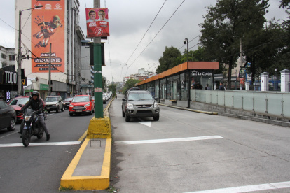 La práctica ilegal de circular por los carriles exclusivos se vuelve frecuente, pese a controles y sanciones.