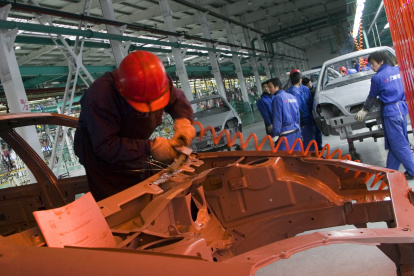 Una persona realiza sus labores en una empresa.