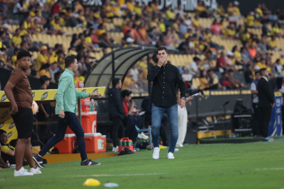 El técnico de Barcelona Ismael Rescalvo gesticula luego de ser empatado 3-3 ante Libertad en el estadio Monumental