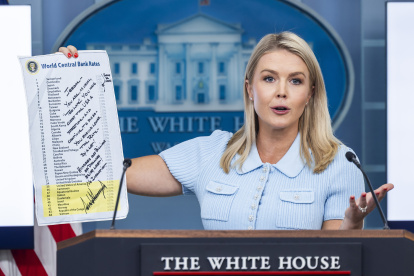 La portavoz de la Casa Blanca, Karoline Leavitt, dando una rueda de prensa sobre la Fed de EE. UU.