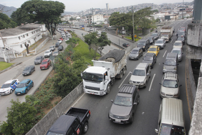 Cruce de las avenidas del Bombero y Carlos Julio Arosemena, donde la congestión vehicular es intensa sobre todo en las primeras horas de la mañana.